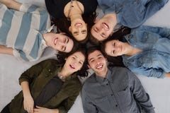 Grupo feliz dos adolescentes imagem de stock royalty free Grupo feliz dos adolescentes imagem de stock royalty free