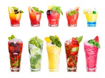 Grupo isolado dos cocktail de fruto foto de stock Grupo isolado dos cocktail de fruto foto de stock