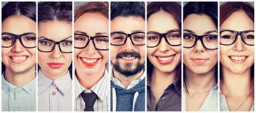 Grupo multi-étnico de jovens mulheres felizes nos vidros e de um indivíduo alegre fotos de stock Grupo multi-étnico de jovens mulheres felizes nos vidros e de um indivíduo alegre fotos de stock