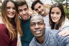 Grupo multirracial de amigos que toman el selfie imagen de archivo Grupo multirracial de amigos que toman el selfie imagen de archivo