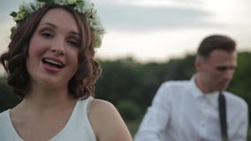 Grupo novo do moderno de amigos que apreciam que joga junto a guitarra e que canta no por do sol vídeos de arquivo Grupo novo do moderno de amigos que apreciam que joga junto a guitarra e que canta no por do sol vídeos de arquivo