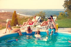 Grupo novo que aprecia na piscina imagens de stock Grupo novo que aprecia na piscina imagens de stock