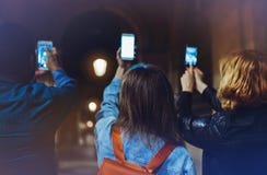 Grupowi dorosli modnisie używa w ręka telefonu komórkowego zbliżeniu, online fi interneta pojęcie w ulicie, bloggers przyjaciół p zdjęcia royalty free Grupowi dorosli modnisie używa w ręka telefonu komórkowego zbliżeniu, online fi interneta pojęcie w ulicie, bloggers przyjaciół p zdjęcia royalty free