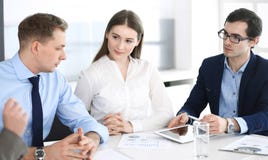 Grupp av aff?rsfolk som diskuterar fr?gor p? att m?ta i modernt kontor Chefer p? f?rhandling eller kl?ckningen av ideer royaltyfria foton Grupp av aff?rsfolk som diskuterar fr?gor p? att m?ta i modernt kontor Chefer p? f?rhandling eller kl?ckningen av ideer royaltyfria foton