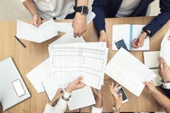 Grupp av aff?rsm?tet p? tabellen i det moderna kontoret, lagarbetet och de olika h?nderna som sammanfogar tillsammans aff?rsf?rh? royaltyfria foton Grupp av aff?rsm?tet p? tabellen i det moderna kontoret, lagarbetet och de olika h?nderna som sammanfogar tillsammans aff?rsf?rh? royaltyfria foton
