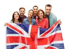 Grupp av att le vänner med den brittiska flaggan royaltyfria foton Grupp av att le vänner med den brittiska flaggan royaltyfria foton