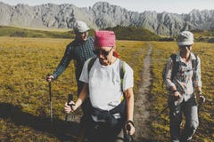 Grupp av fotvandrare som promenerar slätten i sommarberg, begrepp för resaloppTrek royaltyfri fotografi Grupp av fotvandrare som promenerar slätten i sommarberg, begrepp för resaloppTrek royaltyfri fotografi