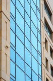 Grupp av glass fönster på modern byggnad för kontor royaltyfria foton Grupp av glass fönster på modern byggnad för kontor royaltyfria foton