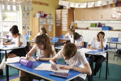 Grupp av grundskola för barn mellan 5 och 11 år lurar att studera i ett klassrum arkivbilder Grupp av grundskola för barn mellan 5 och 11 år lurar att studera i ett klassrum arkivbilder