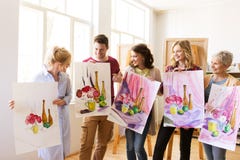 Grupp av konstnärer med bilder på konstskolan arkivfoton Grupp av konstnärer med bilder på konstskolan arkivfoton