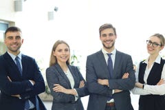Grupp av lyckat aff?rsfolk p? bakgrunden av kontoret royaltyfri bild Grupp av lyckat aff?rsfolk p? bakgrunden av kontoret royaltyfri bild