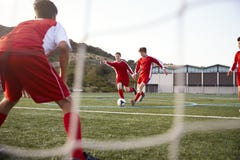 Grupp av manliga högstadiumstudenter som spelar i fotbolllag royaltyfri foto Grupp av manliga högstadiumstudenter som spelar i fotbolllag royaltyfri foto