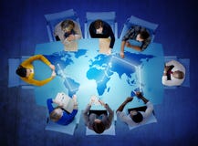 Grupp av multietniskt folk som diskuterar globala frågor arkivbild Grupp av multietniskt folk som diskuterar globala frågor arkivbild