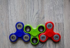 Grupp av rastlös människaspinnaren på träbakgrund royaltyfri bild Grupp av rastlös människaspinnaren på träbakgrund royaltyfri bild