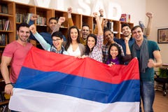 Grupp av serbisk flagga för studenthåll och lyftta segernävar arkivfoto Grupp av serbisk flagga för studenthåll och lyftta segernävar arkivfoto