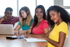 Grupp av studenter från Indien, Brasilien, Tyskland och USA royaltyfri fotografi Grupp av studenter från Indien, Brasilien, Tyskland och USA royaltyfri fotografi