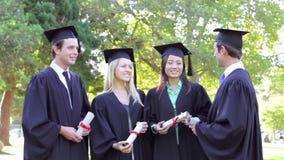 Grupp av studenter som deltar i avläggande av examenceremoni lager videofilmer Grupp av studenter som deltar i avläggande av examenceremoni lager videofilmer
