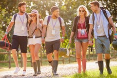 Grupp av ungdomargående campa på musikfestivalen royaltyfria bilder Grupp av ungdomargående campa på musikfestivalen royaltyfria bilder