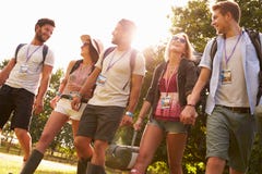 Grupp av ungdomargående campa på musikfestivalen royaltyfri foto Grupp av ungdomargående campa på musikfestivalen royaltyfri foto