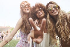 Grupp av vänner på festivalen royaltyfria foton Grupp av vänner på festivalen royaltyfria foton