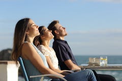 Grupp av vänner som andas ny luft i en restaurang på stranden royaltyfria bilder Grupp av vänner som andas ny luft i en restaurang på stranden royaltyfria bilder