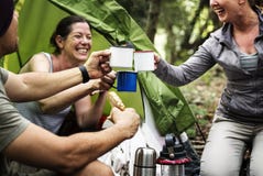 Grupp av vänner som campar i skogen arkivbild Grupp av vänner som campar i skogen arkivbild