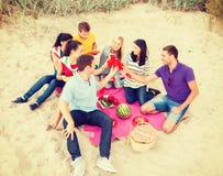 Grupp av vänner som firar födelsedag på stranden royaltyfri fotografi Grupp av vänner som firar födelsedag på stranden royaltyfri fotografi