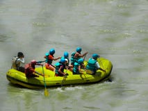 Grupp av vänner som tycker om rafting för flod arkivfoton Grupp av vänner som tycker om rafting för flod arkivfoton