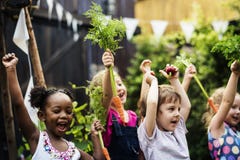 Gruppe angehobenen Glücklächelns der Kinderschulfreunde des Hand lernen lizenzfreie stockfotografie Gruppe angehobenen Glücklächelns der Kinderschulfreunde des Hand lernen lizenzfreie stockfotografie