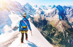 Gruppe Bergsteiger erreicht die Spitze der Bergspitze Klettern und stockbilder Gruppe Bergsteiger erreicht die Spitze der Bergspitze Klettern und stockbilder