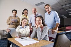 Gruppe der Studenten und des Lehrers in der Kategorie lizenzfreies stockbild Gruppe der Studenten und des Lehrers in der Kategorie lizenzfreies stockbild