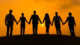 Gruppe der Teilhaber-Griffhand zusammen im Schattenbild mit Sonnenaufganghintergrund stockfoto Gruppe der Teilhaber-Griffhand zusammen im Schattenbild mit Sonnenaufganghintergrund stockfoto