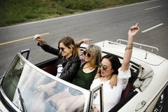 Gruppe der verschiedenen Freund-Reise auf Autoreise zusammen lizenzfreie stockbilder Gruppe der verschiedenen Freund-Reise auf Autoreise zusammen lizenzfreie stockbilder