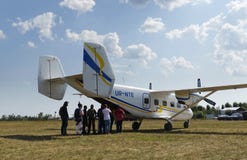 Gruppe Fallschirmspringer vor dem Flug lizenzfreie stockbilder Gruppe Fallschirmspringer vor dem Flug lizenzfreie stockbilder
