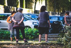 Gruppe Frauen enjoyig petanque im Park lizenzfreies stockfoto Gruppe Frauen enjoyig petanque im Park lizenzfreies stockfoto