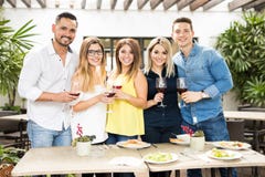 Gruppe Freunde, die etwas Wein trinken lizenzfreie stockfotografie Gruppe Freunde, die etwas Wein trinken lizenzfreie stockfotografie