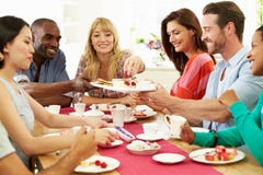 Gruppe Freunde, die Käse und Kaffee am Abendessen trinken lizenzfreie stockfotos Gruppe Freunde, die Käse und Kaffee am Abendessen trinken lizenzfreie stockfotos