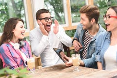 Gruppe Freunde, die zusammen sprechend genießen stockfotos Gruppe Freunde, die zusammen sprechend genießen stockfotos