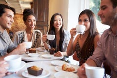 Gruppe Freundinnen, die im Café-Restaurant sich treffen lizenzfreie stockfotografie Gruppe Freundinnen, die im Café-Restaurant sich treffen lizenzfreie stockfotografie