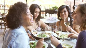 Gruppe Freundinnen, die Mahlzeit Restaurant am im Freien genießen stock footage Gruppe Freundinnen, die Mahlzeit Restaurant am im Freien genießen stock footage