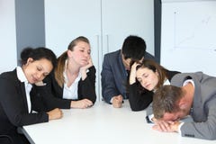 Gruppe gebohrtes demotiviertes businespeople lizenzfreie stockfotos Gruppe gebohrtes demotiviertes businespeople lizenzfreie stockfotos