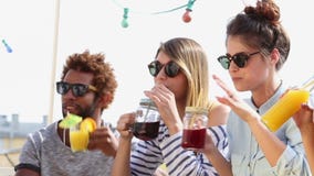 Gruppe glückliche Freunde, die an der Dachspitzenpartei rösten stock footage Gruppe glückliche Freunde, die an der Dachspitzenpartei rösten stock footage