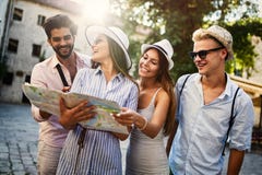 Gruppe glückliche Freunde, die Sightseeing-Tour in der Stadt genießen lizenzfreie stockbilder Gruppe glückliche Freunde, die Sightseeing-Tour in der Stadt genießen lizenzfreie stockbilder