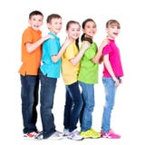 Gruppe glückliche Kinder in den bunten T-Shirts. stockfoto Gruppe glückliche Kinder in den bunten T-Shirts. stockfoto