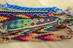 Gruppe handgemachte selbst gemachte bunte natürliche gesponnene Armbänder der Freundschaft auf hölzernem Hintergrund stockbilder Gruppe handgemachte selbst gemachte bunte natürliche gesponnene Armbänder der Freundschaft auf hölzernem Hintergrund stockbilder