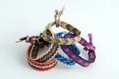 Gruppe handgemachte selbst gemachte natürliche gesponnene Armbänder der Freundschaft lokalisiert auf weißem Hintergrund stockfotos Gruppe handgemachte selbst gemachte natürliche gesponnene Armbänder der Freundschaft lokalisiert auf weißem Hintergrund stockfotos