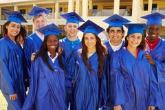 Gruppe hohe Schüler, die Graduati feiern lizenzfreie stockfotografie Gruppe hohe Schüler, die Graduati feiern lizenzfreie stockfotografie