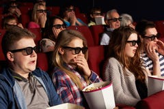 Gruppe Jugendfreunde, die Film 3D überwachen stockbild Gruppe Jugendfreunde, die Film 3D überwachen stockbild