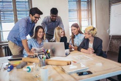 Gruppe junge Geschäftsleute in intelligentem zusammenarbeiten stockbilder Gruppe junge Geschäftsleute in intelligentem zusammenarbeiten stockbilder