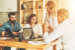 Gruppe junge Leute arbeiten zusammen Brainstorming, Teamwork, Start, Unternehmensplanung Studenten, die online lernen lizenzfreie stockfotografie Gruppe junge Leute arbeiten zusammen Brainstorming, Teamwork, Start, Unternehmensplanung Studenten, die online lernen lizenzfreie stockfotografie